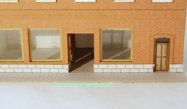 Micro Welten - 03-3 - Genossenschaftshaus Backstein mit zwei Läden N (Bausatz)
