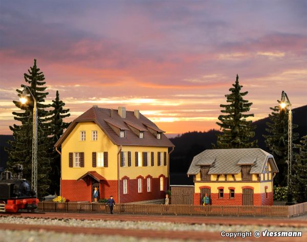 Preview: Kibri - 37112 - Eisenbahnergebaeude mit Nebengebäude (Bausatz)