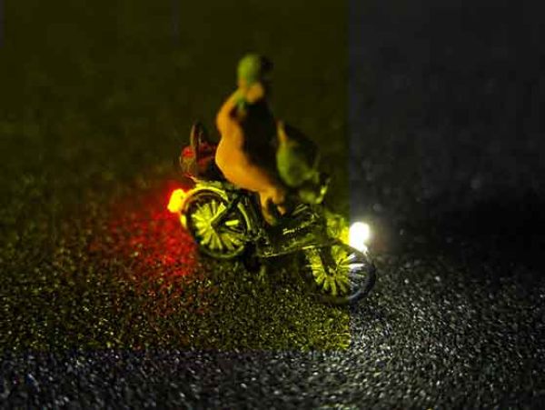 Modellbau Schönwitz - Fahrrad mit LED Beleuchtung N - alte Frau