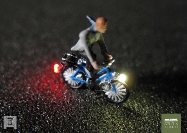Modellbau Schönwitz - 50132 - Fahrrad mit LED Beleuchtung N - Fahrer mit Schal