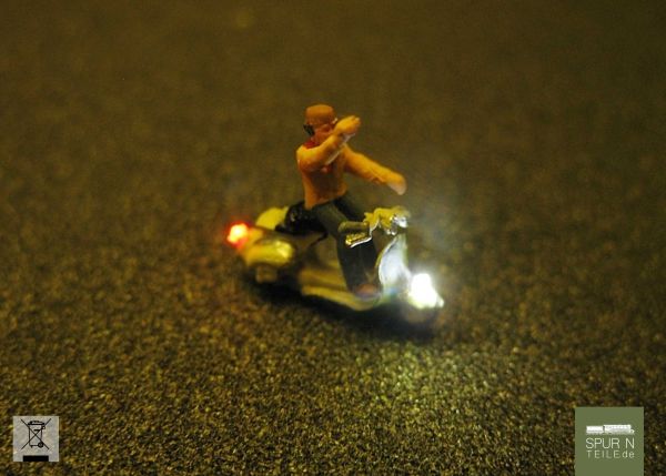 Modellbau Schönwitz - 50138 - Motorroller Roller mit LED Beleuchtung N - Fahrer winkend
