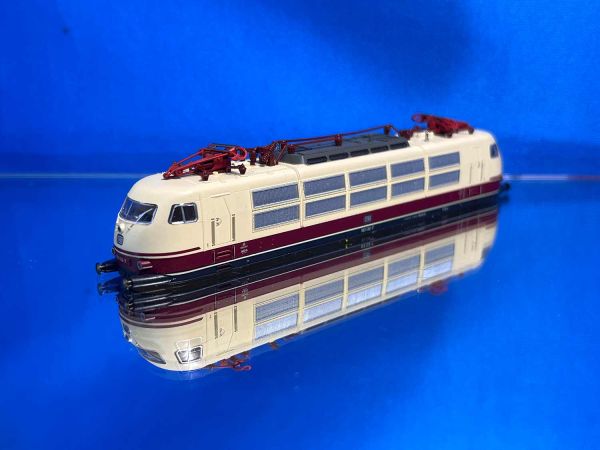 Preview: Minitrix BR 103 - 310812 - Gehäuse komplett(BR 103 132-7) Preview: Minitrix BR 103 - 310812 - Gehäuse komplett(BR 103 132-7)