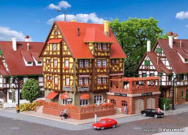 Preview: Vollmer - 47688 - Bäckerei mit Gartencafé, In (Bausatz)