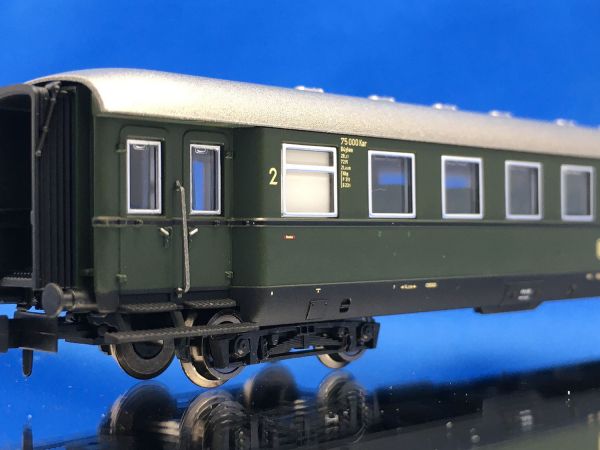 Piko - 40624 - Schürzeneilzugwagen 2. Klasse DB III